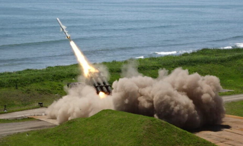 Tên lửa diệt hạm Type 88 được phóng từ thao trường Shizunai ở đảo Hokkaido, Nhật Bản hôm 24/6. Ảnh: AP