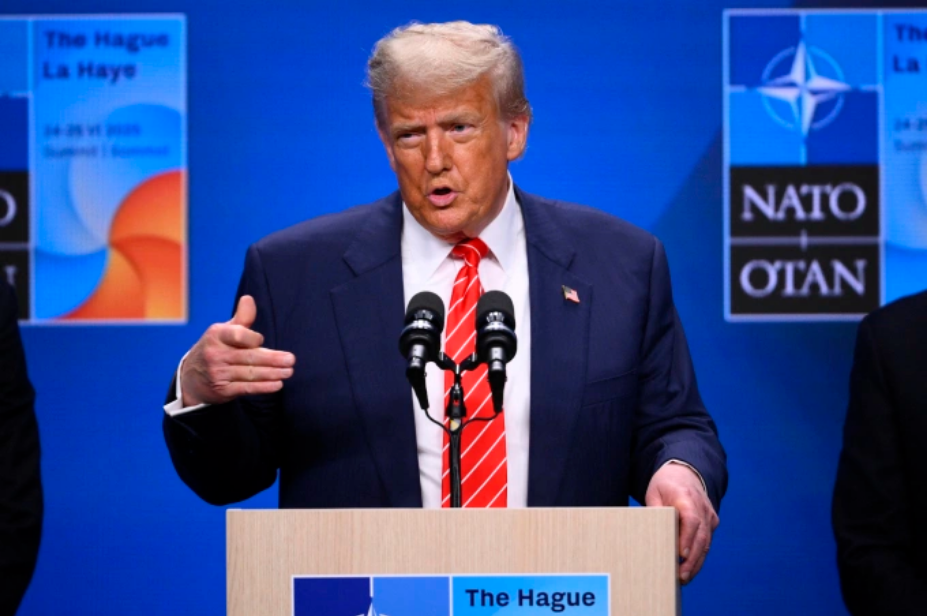 Tổng thống Mỹ Donald Trump trả lời họp báo tại Hà Lan ngày 25/6. Ảnh: AFP