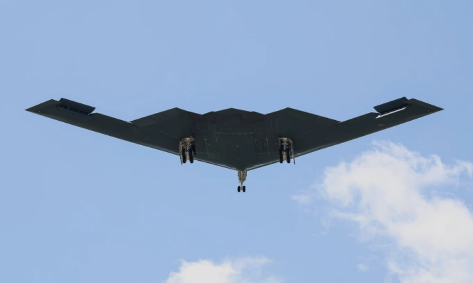 Oanh tạc cơ B-2 quay về căn cứ Whiteman ở bang Missouri sau cuộc không kích Iran hôm 22/6. Ảnh: AP