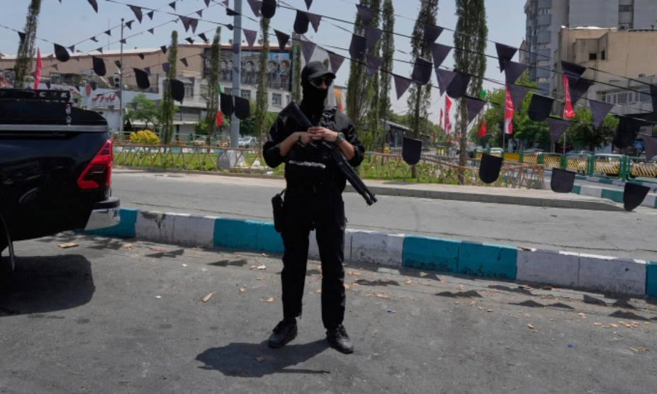 Thành viên IRGC đứng gác ở thủ đô Tehran của Iran hôm 24/6. Ảnh: AP