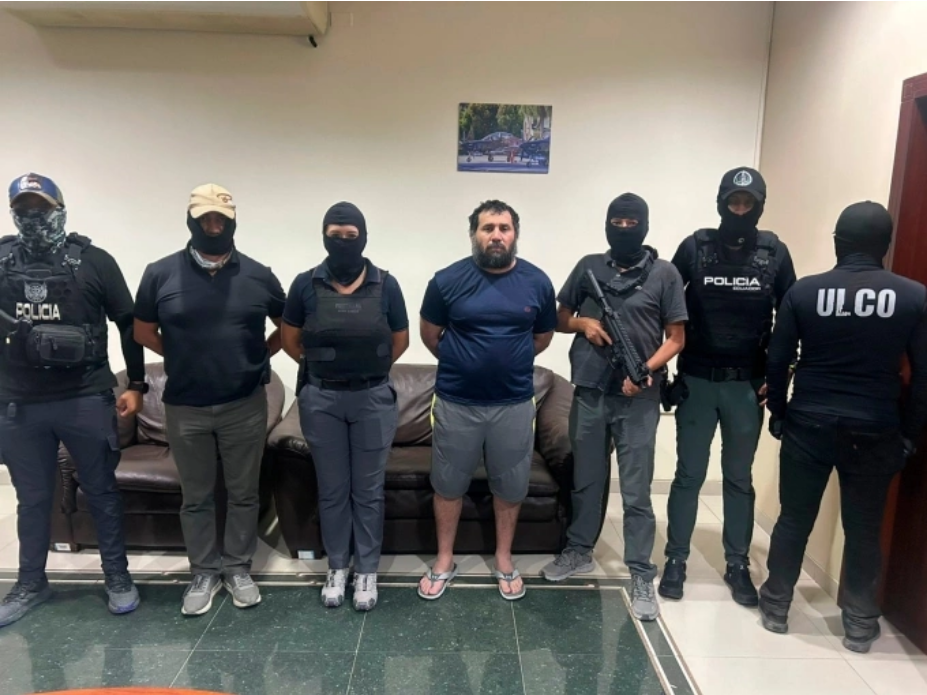 Jose Adolfo Macias (giữa), khi bị bắt. Ảnh: X/Bộ trưởng Nội vụ Ecuador