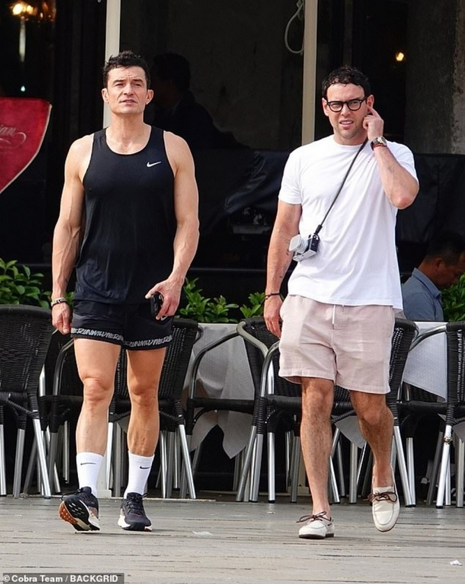 Diễn viên Orlando Bloom và nhà sản xuất Scooter Braun - quản lý của Katy Perry - tại Venice. Ảnh: Backgrid