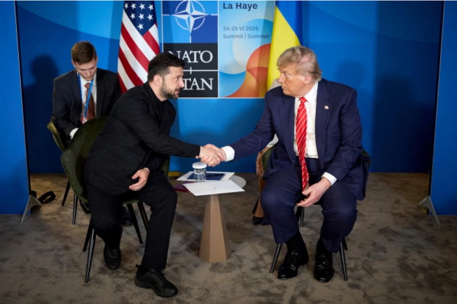 Tổng thống Ukraine và Tổng thống Mỹ bắt tay trong cuộc họp bên lề hội nghị NATO ngày 25/6. Ảnh: AFP