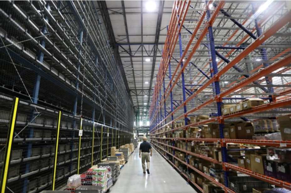 Một giám sát viên bước qua kho phân phối tạp hóa Peapod tại Jersey, New Jersey, Mỹ, ngày 21/8/2018. Ảnh: Reuters