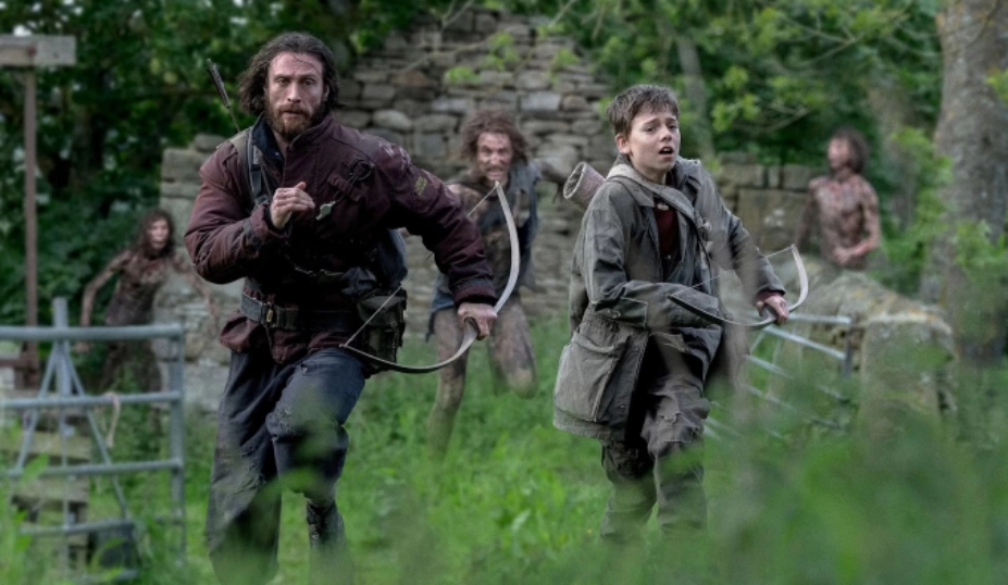 Tạo hình của Alfie Williams (phải) và Aaron Taylor-Johnson trong 28 Years Later. Ảnh: Sony Pictures