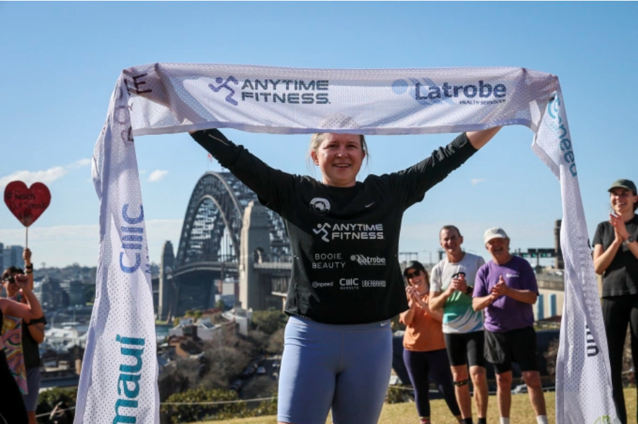 Fran Hurndall hoàn tất hành trình chạy 3.800 km từ Perth đến Sydney ngày 29/6. Ảnh: AFP