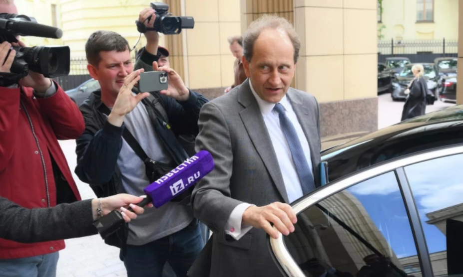 Đại sứ Đức (áo vest) tại trụ sở của Bộ ngoại giao Nga ở Moskva hôm 27/6. Ảnh: RIA Novosti