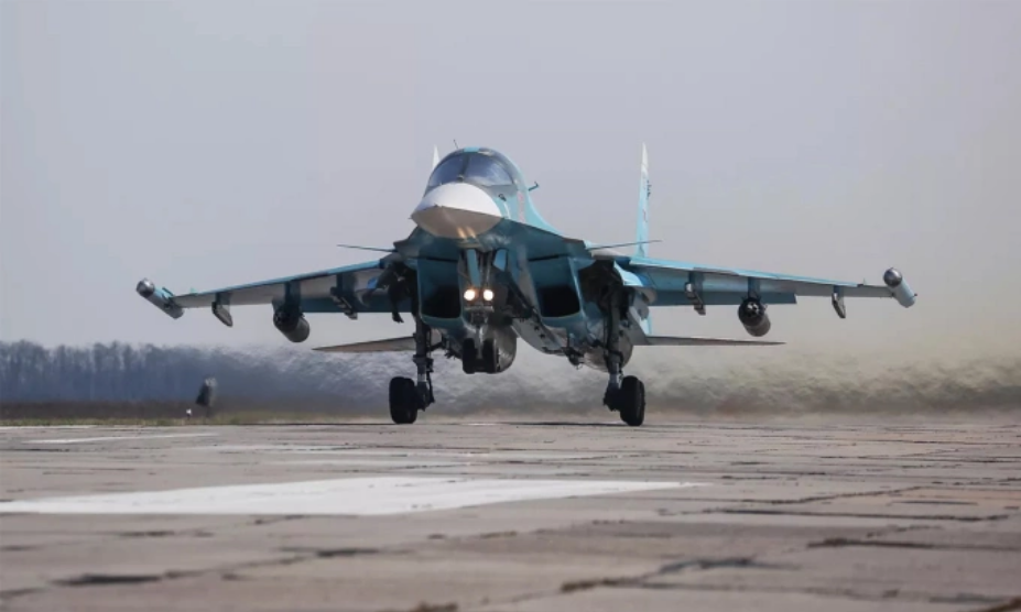 Tiêm kích bom Su-34 cất cánh từ căn cứ ở tây nam nước Nga tháng 4/2021. Ảnh: BQP Nga