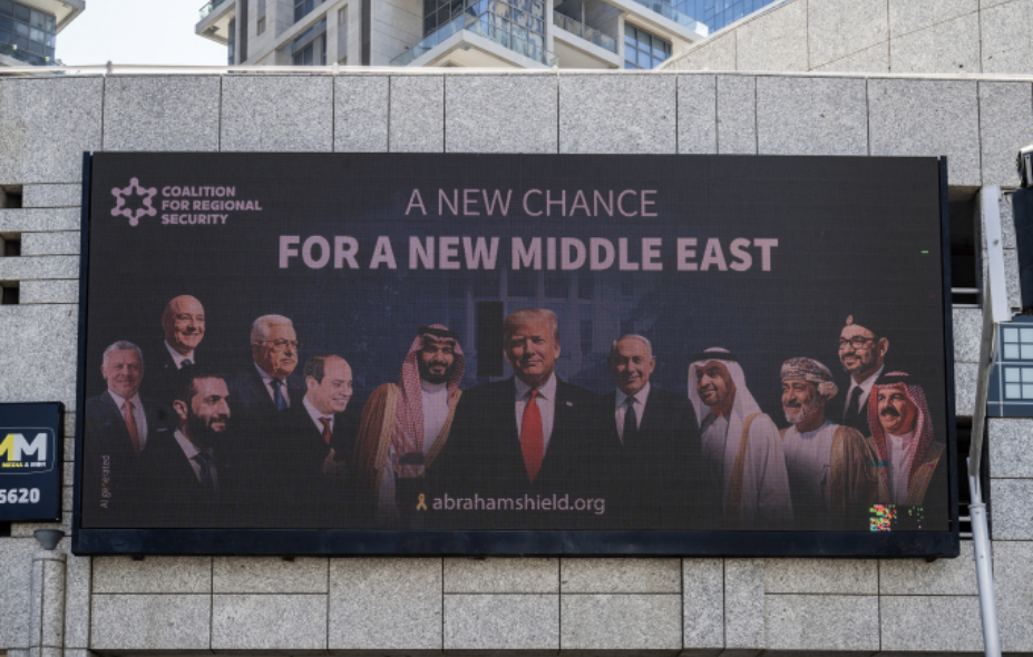 Hình ảnh lãnh đạo Mỹ, Israel, Arab Saudi, Syria, Oman và Lebanon cùng khẩu hiệu Cơ hội mới cho một Trung Đông mới ở Tel Aviv, Israel ngày 26/6. Ảnh: AFP