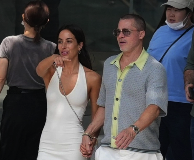 Cặp sao tay trong tay trên phố Tokyo hôm 27/6. Ảnh: Splash News