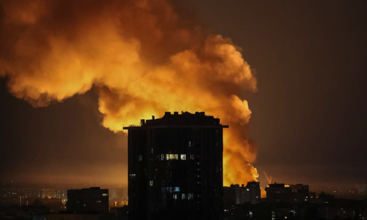 Khói bốc lên từ hỏa hoạn tại Kiev, Ukraine sau khi Nga tập kích ngày 4/7. Ảnh Reuters