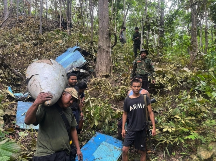 Các thành viên nhóm phiến quân Lực lượng Phòng vệ Dân tộc Karenni (KNDF) bên xác chiến đấu cơ mà nhóm này tuyên bố bắn hạ. Ảnh: MMTV