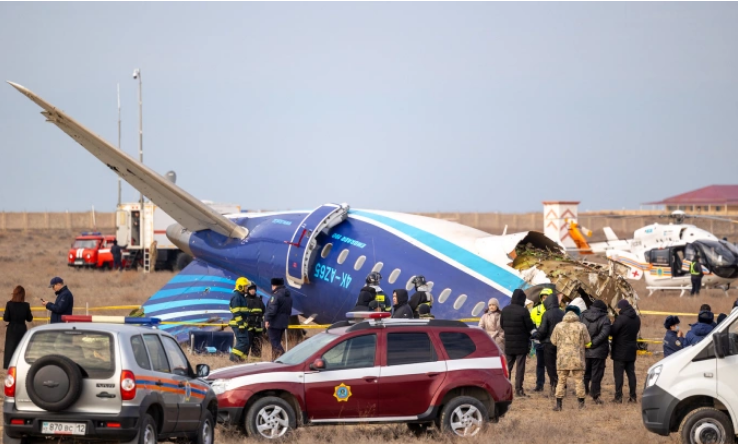 Hiện trường vụ máy bay Azerbaijan Airlines rơi gần thành phố Aktau ở Kazakhstan hôm 25/12/2024. Ảnh: AFP