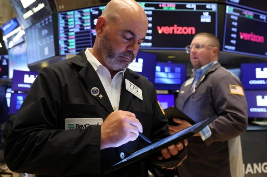 Nhân viên giao dịch trên sàn chứng khoán New York ngày 30/6. Ảnh: Reuters