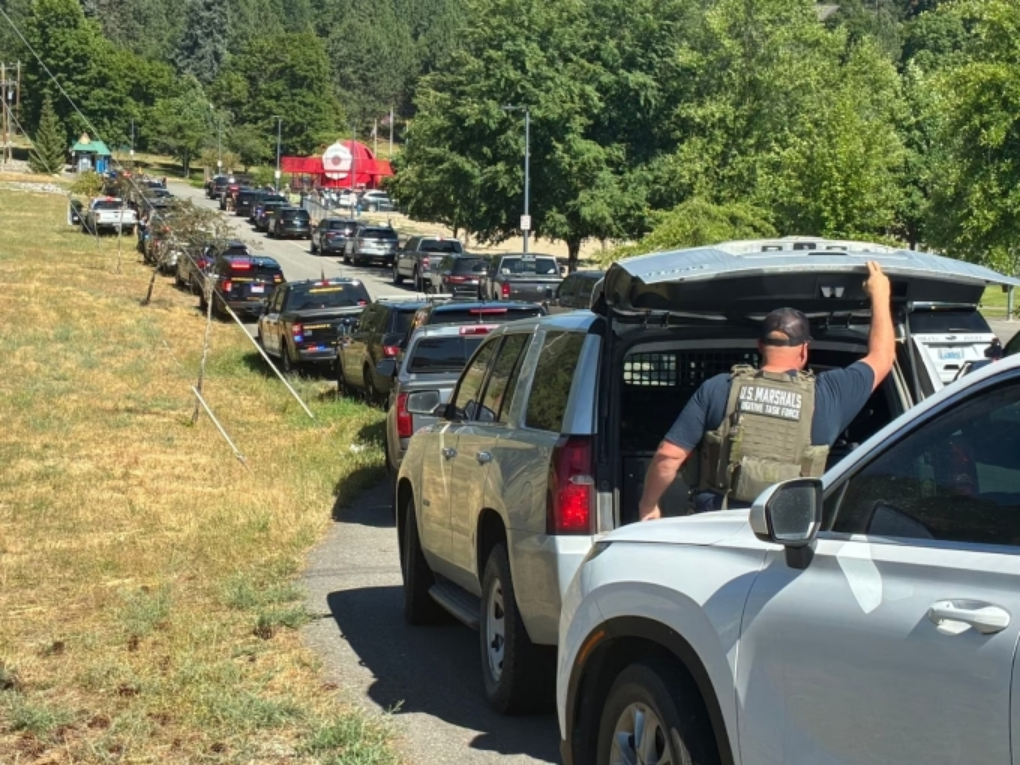 Xe của lực lượng hành pháp tại hiện trường vụ xả súng trên núi Canfield, bang Idaho, Mỹ ngày 29/6. Ảnh: KXLY