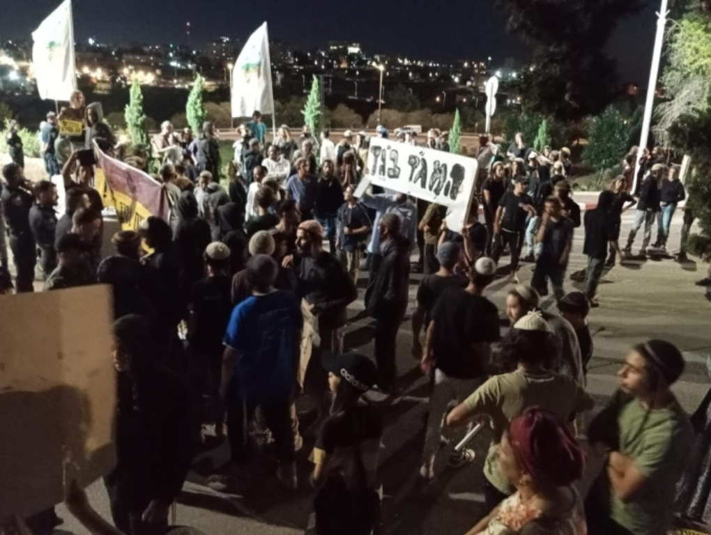 Hàng chục người định cư Israel nổi loạn, bao vây căn cứ quân sự của IDF ở Bờ Tây ngày 30/6. Ảnh: X/@roysharon11