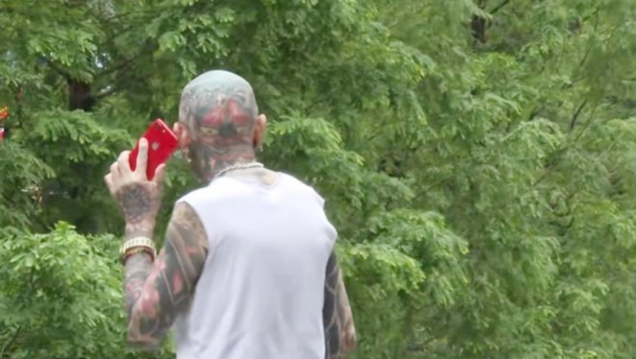 Ông Zhang, 68 tuổi gặp nhiều định kiến và rắc rối vì hình xăm kín người. Ảnh: 163