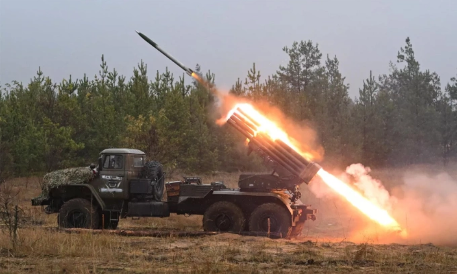 Pháo phản lực BM-21 Nga nã đạn về phía vị trí Ukraine tháng 10/2023. Ảnh: BQP Nga