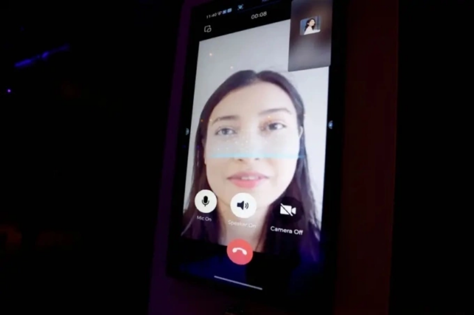 Giới thiệu phần mềm điện thoại để phát hiện AI tạo sinh và deepfake, tại Đại hội Di động Thế giới ở Barcelona, Tây Ban Nha, ngày 2/3. Ảnh: Reuters