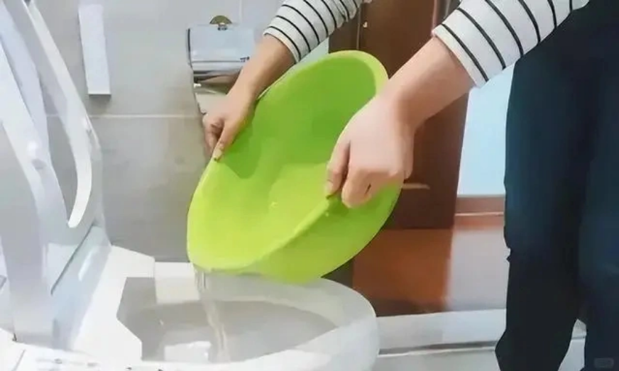 Dội bồn cầu là việc làm sai lầm, tiềm ẩn nhiều nguy cơ. Ảnh: Aboluowang