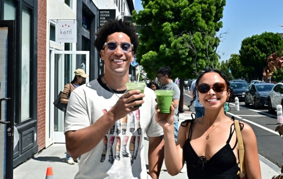 Rohan Cutlip (trái) và Alexis Underwood khoe ly matcha latte đá của Kettl Tea tại khu Los Feliz, Los Angeles, California ngày 20/5. Ảnh: AFP