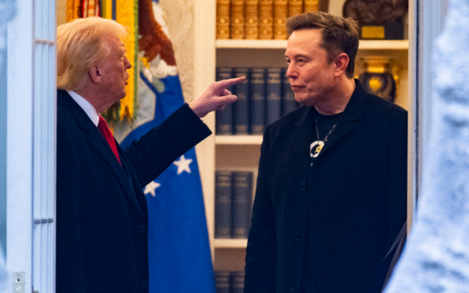 Tổng thống Mỹ Donald trump (trái) và tỷ phú Elon Musk tại Nhà Trắng ở Washington ngày 14/3. Ảnh: AFP