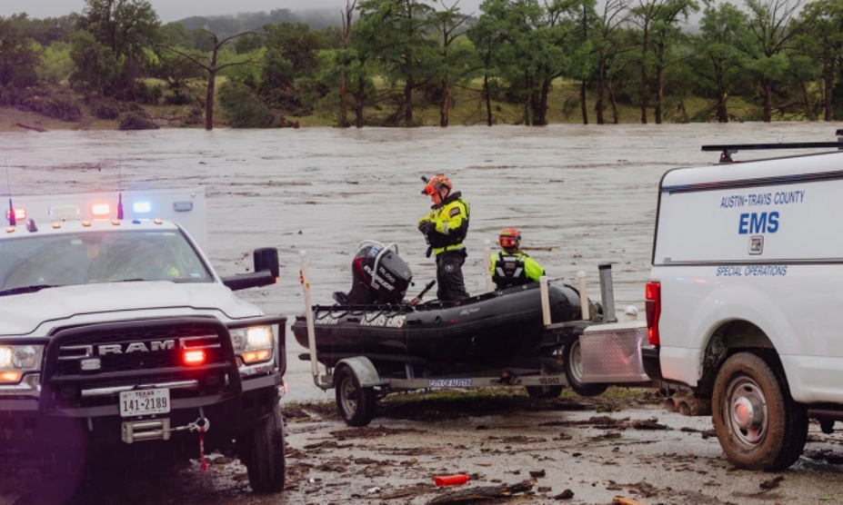 Lực lượng cứu nạn bên bờ sông Guadalupe sau trận lũ quét tại bang Texas, Mỹ ngày 4/7. Ảnh: AP
