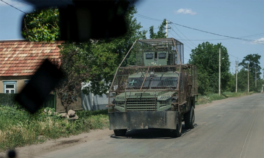 Thiết giáp Ukraine lắp giáp lồng chống drone di chuyển trên tuyến đường ở Konstantinovka, tỉnh Donetsk ngày 11/6. Ảnh: Reuters