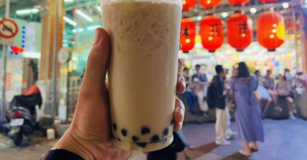 Thói quen uống trà sữa mỗi ngày khiến một nữ ca sĩ 28 tuổi ở Trung Quốc phải bỏ việc vì mất giọng. Ảnh minh họa: AC