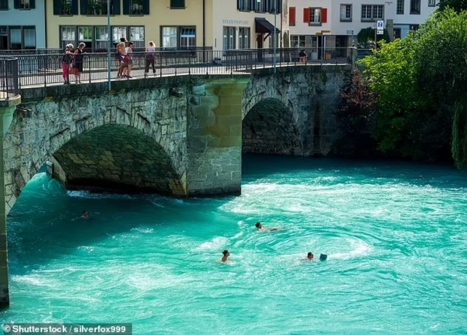 Những người đi làm ở thành phố Bern, Thụy Sĩ, bơi dọc sông Aare để về nhà sau giờ làm. Ảnh: Shutterstock/silverfox999