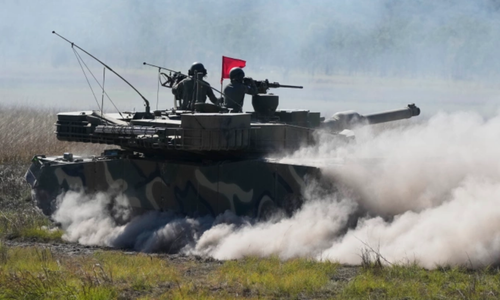 Xe tăng K1 Hàn Quốc khai hỏa gần Rockhampton, Australia trong khuôn khổ cuộc tập trận Talisman Sabre hôm 14/7. Ảnh: AP