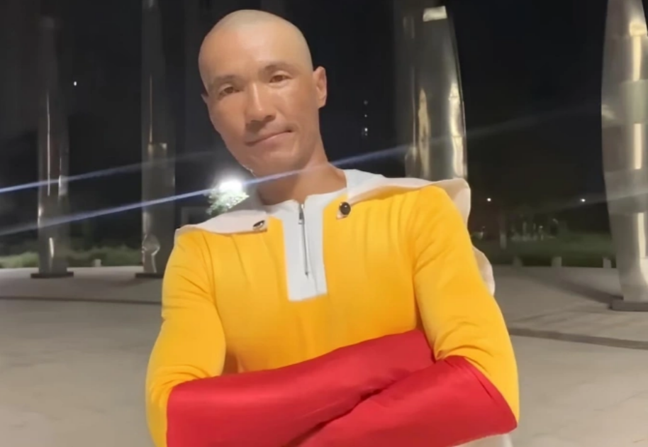 Li, trong bức ảnh mặc áo choàng siêu anh hùng. Ảnh: Handout