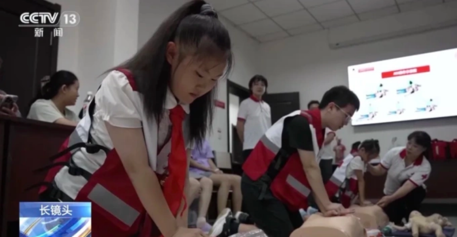 Hu Zihan ở lớp học sơ cứu của Hội Chữ thập đỏ Liêu Ninh. Ảnh: Says