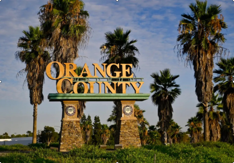 Biển chào tại quận Cam ở California. Ảnh: OC Register