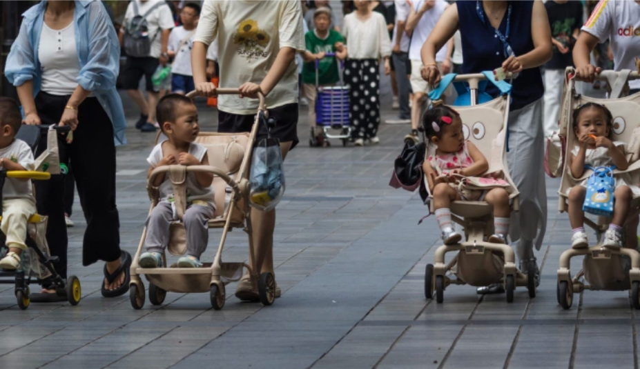 Nhiều phụ nữ đơn thân Trung Quốc chọn về sống chung để giảm phí sinh hoạt, cùng nuôi dạy con. Ảnh minh họa: Cheng Xin/VCG