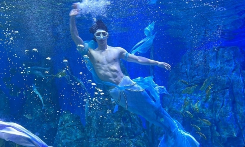 Tiêu  Dịch vẫy tay chào khán giả trong thủy cung Vũ Hán. Ảnh: Jiupai News