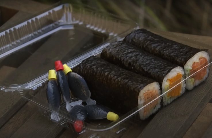 Ống đựng nước tương hình cá phục vụ cùng món sushi. Ảnh chụp từ video của đài ABC