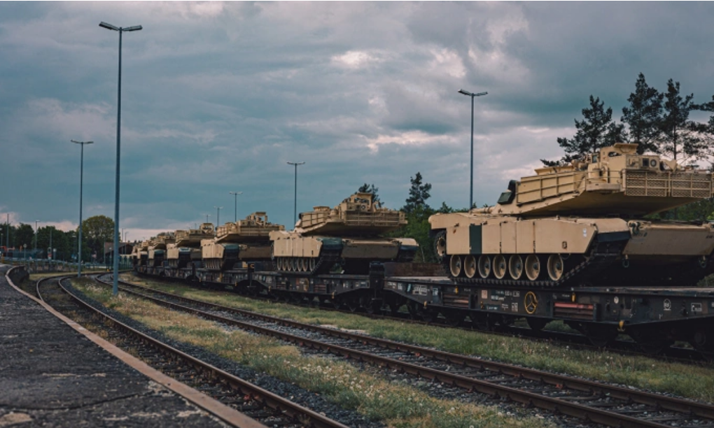 Xe tăng M1A1 Abrams của Mỹ phục vụ huấn luyện binh sĩ Ukriane được chuyển tới Grafenwoehr, Đức tháng 5/2023. Ảnh: US Army