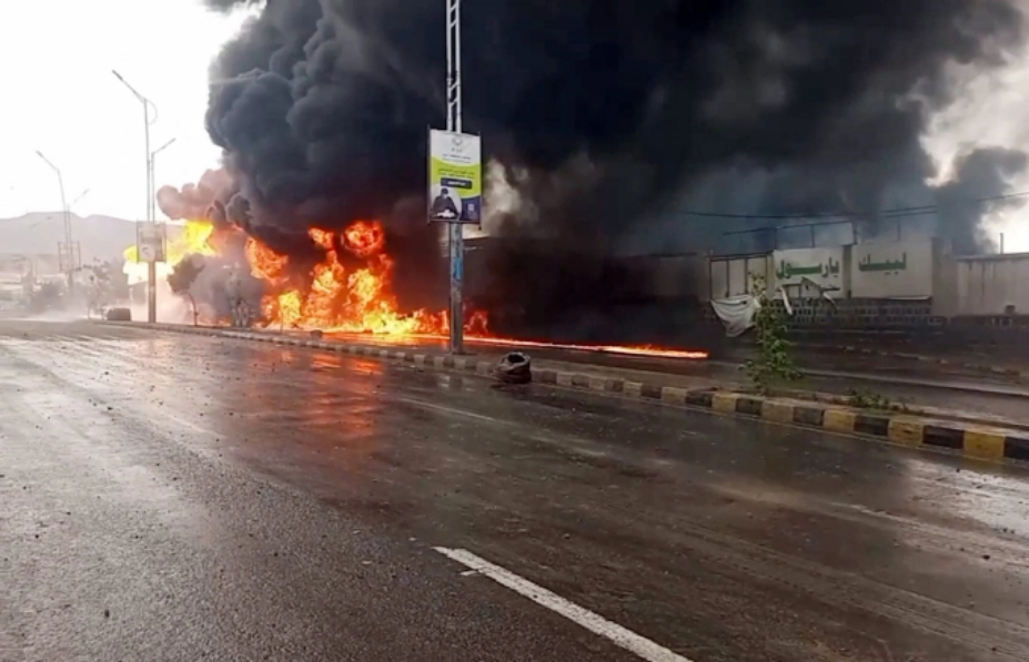 Đám cháy lớn sau khi Israel không kích một số khu vực ở thủ đô Sanaa của Yemen ngày 24/8. Ảnh: AFP