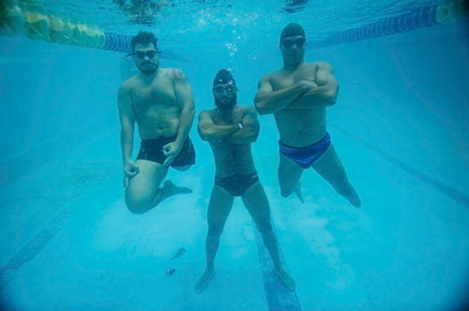 Từ trái qua phải: Oleksandr Dashko, Oleh Tserkovnyi và Pavlo Tovstyk, tạo dáng trong bể bơi ở Kiev ngày 12/8, khi đang nghỉ giải lao sau buổi luyện tập bơi vượt eo biển. Ảnh: AP
