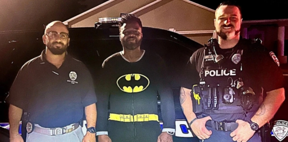 Kyle Myvett chụp hình cùng cảnh sát sau khi bắt tội phạm ở Cape Coral, Florida, rạng sáng 27/8. Ảnh: WP