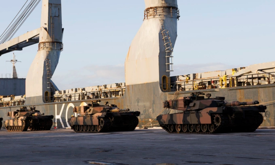 Xe tăng M1A1 Abrams của Australia chuẩn bị được đưa lên tàu để chuyển đến Ukraine ngày 7/5. Ảnh: BQP Australia
