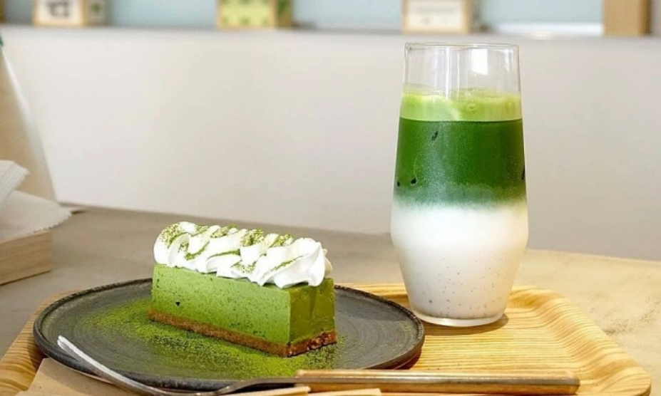 Ly Matcha Latte và bánh Matcha Gateau tại cửa hàng của Chitose Nagao. Ảnh: Fanpage Atelier Matcha