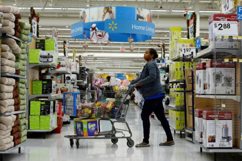 Người tiêu dùng mua sắm tại một siêu thị Walmart ở Los Angeles. Ảnh: Reuters
