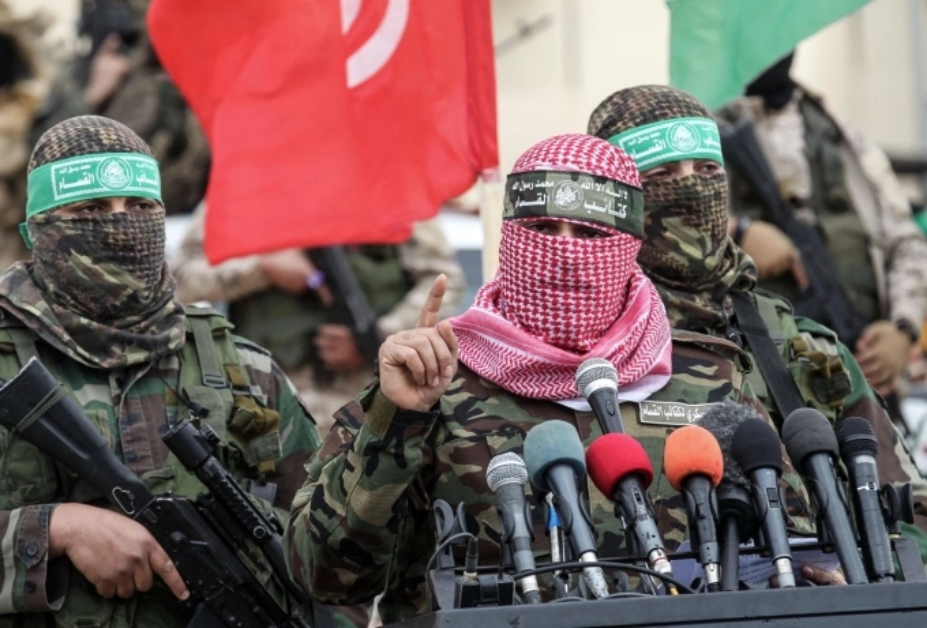 Người phát ngôn cánh quân sự của Hamas Abu Obeida (giữa) phát biểu tại Rafah vào năm 2017. Ảnh: AFP