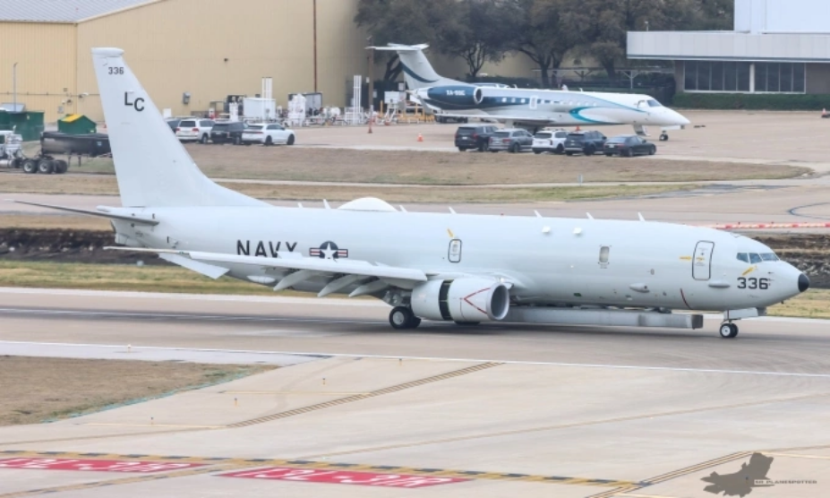 Máy bay P-8A Mỹ với tổ hợp AN/APS-154 trong trạng thái thu gọn dưới bụng. Ảnh: X/SR_Planespotter