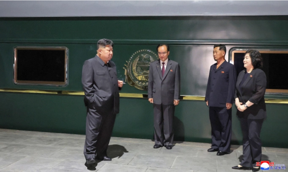 Lãnh đạo Triều Tiên Kim Jong-un (trái) chuẩn bị rời ga Bình Nhưỡng tới Bắc Kinh, ngày 1/9. Ảnh: KCNA