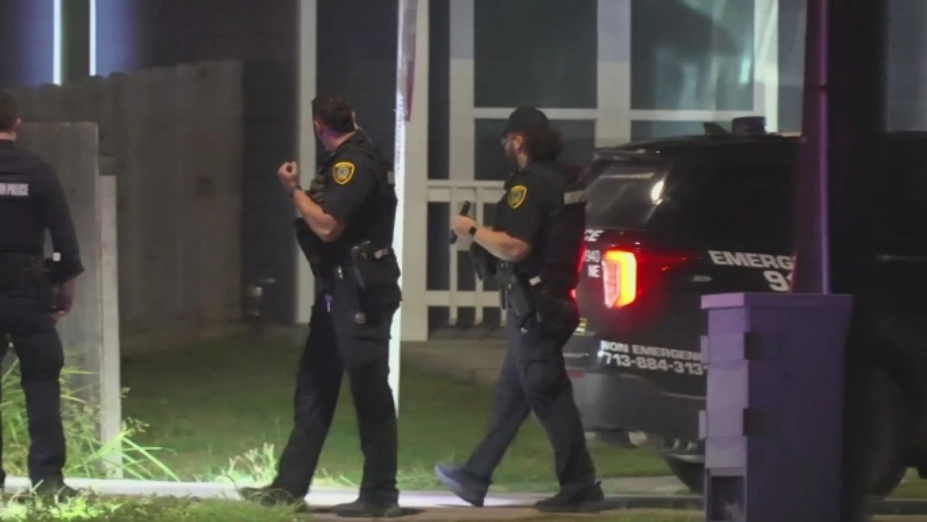 Cảnh sát có mặt tại hiện trường ở Eastside, Houston, bang Texas, ngày 30/8. Ảnh: KHOU 11