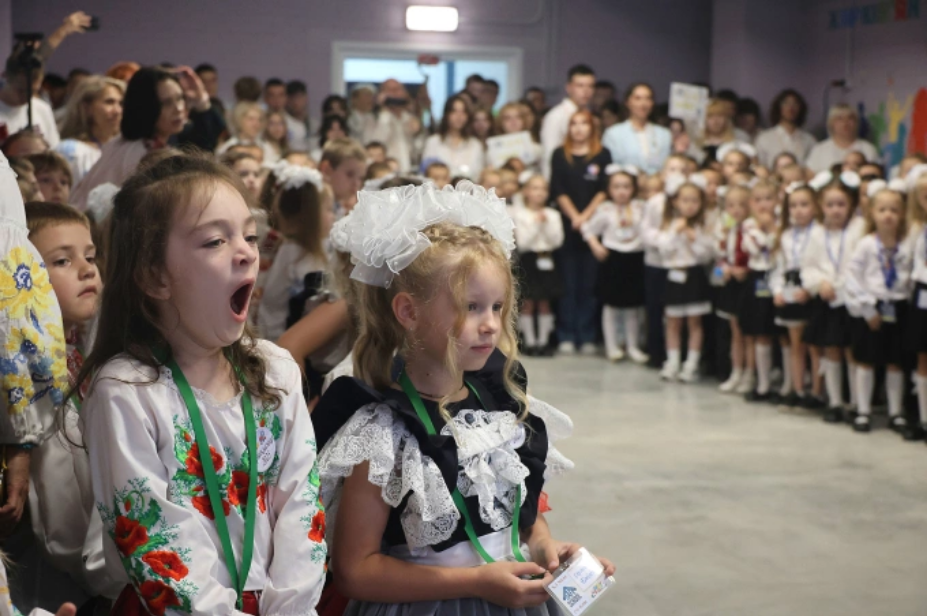 Học sinh Ukraine tại lễ khai giảng ở một ngôi trường ngầm tại Kharkov, Ukraine, ngày 1/9. Ảnh: Reuters