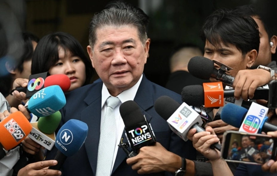 Quyền Thủ tướng Thái Lan Phumtham Wechayachai trả lời truyền thông ở Bangkok ngày 3/7. Ảnh: AFP